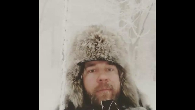 Житель Сургута показал, как "согревается" в –50°С 