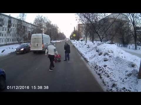 Момент жуткого ДТП на ул. Дзержинского, авто сбил девочку (Ижевск)