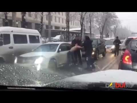 Типичное кунг-фу на дорогах Бишкека... Один против двоих! Бокс!