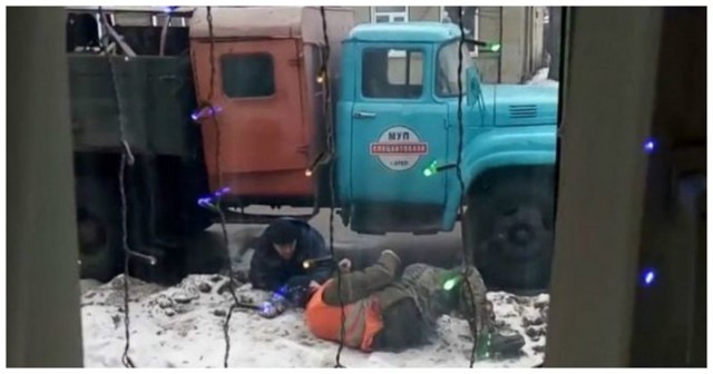 В Орле сняли на видео валяющихся в снегу пьяных коммунальщиков 