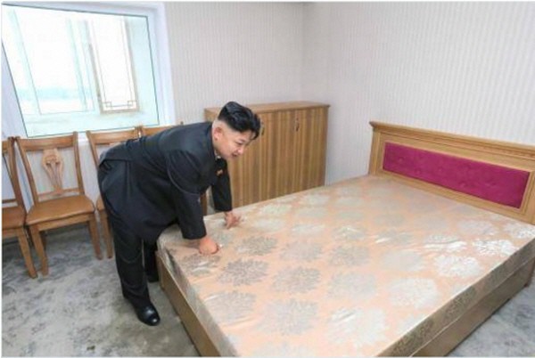 Ким Чен Ын стал героем мемов из-за «странного» фото с кроватью