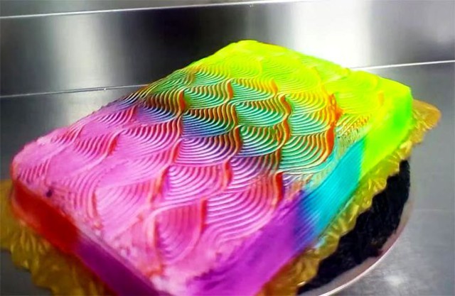 Радужный торт, меняющий цвет на ваших глазах!