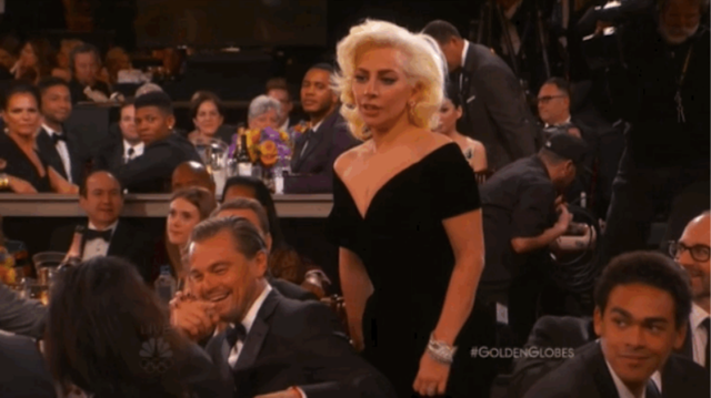 Леди Гага толкнула ДиКаприо, когда шла получать награду, и его реакция бесценна