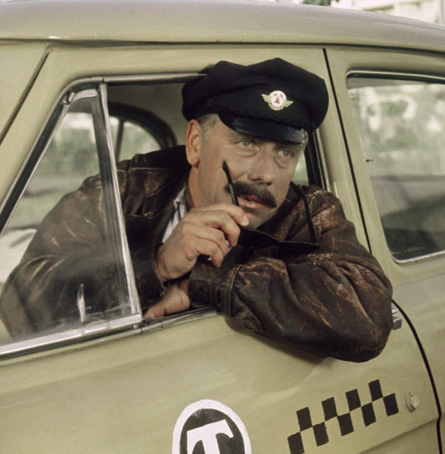 Будете внимательны. Таксисты вымогатели