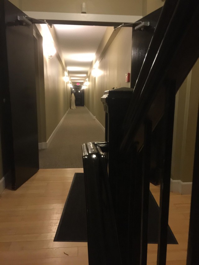 Как-то раз в гостиничном коридоре. В 3 часа ночи