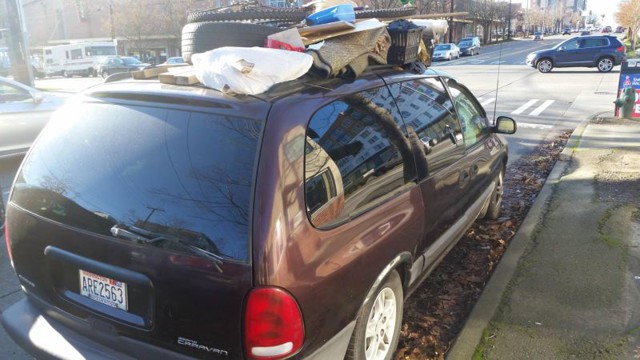 Мусорный контейнер из минивэна