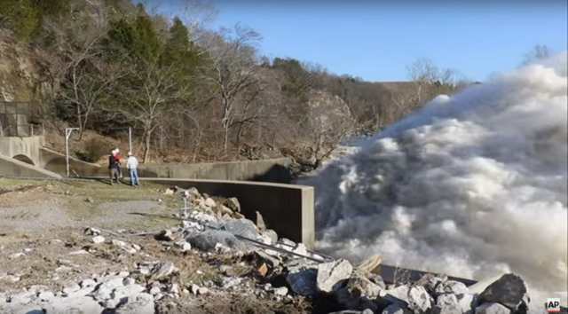 Видео: как выглядит экстренный сброс воды с дамбы