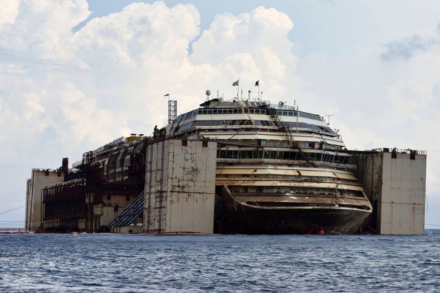 Затонувшая Costa Concordia после подъема: что внутри