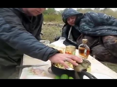 Бурундук лопает картошку с мужиками
