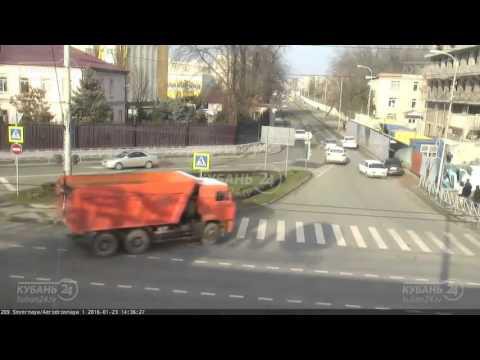 Кто так в поворот входит? 