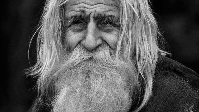 На вид- обычный старик,просящий милостыню..но то,что он делал вызывает восхищение!