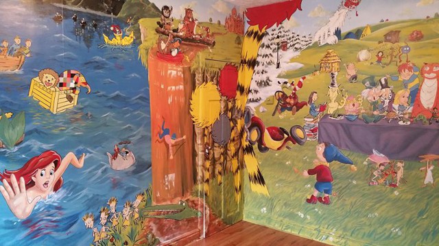 Родители украсили комнату дочки рисунками из волшебных сказок, чтобы привить ей любовь к чтению