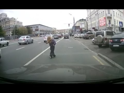 Самка снежного человека на дороге