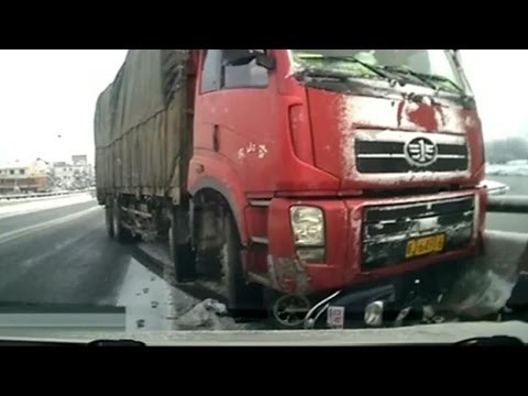 Скутерист чудом остался жив попав под грузовик 