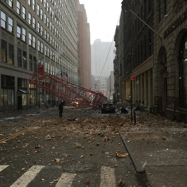 В Нью-Йорке упал огромный башенный кран