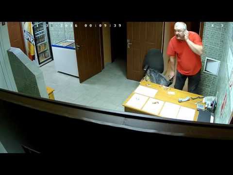 В Омске, клиент сауны жестоко избил девушку-администратора 