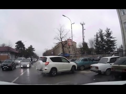 Девушка выезжает с парковки