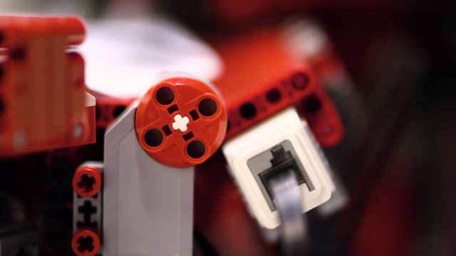 Как работает Lego-завод по изготовлению и запуску бумажных самолетиков 