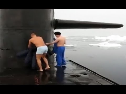 Подводники купаются за полярным кругом