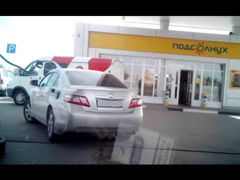 Блондинки нервно курят в стороне