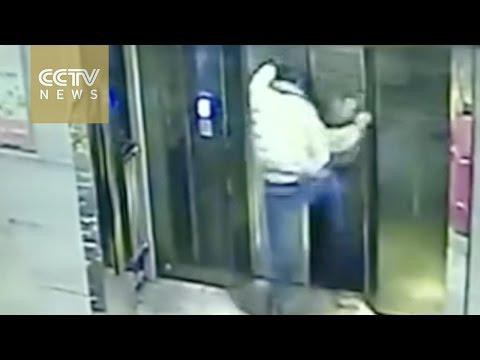 Не поите китайцев, они начинают избивать двери лифта!