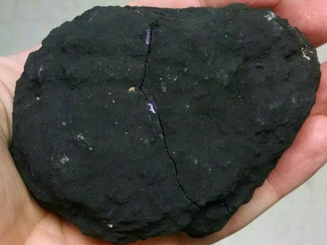 Неказистый с виду камень оказался невероятно красивым