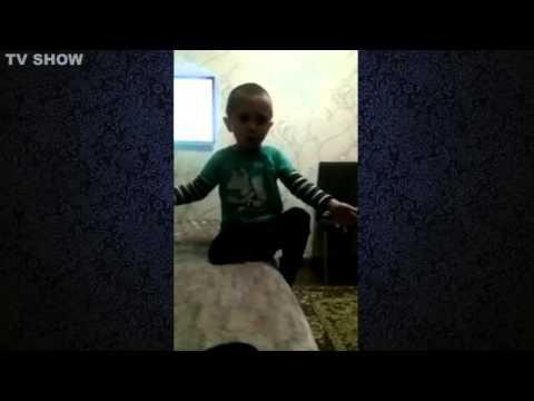 Мальчик учит маму разговаривать 