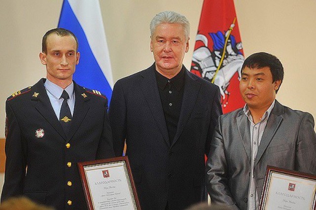 Собянин наградил полицейского и гражданина Киргизии, спасших упавшую на рельсы метро женщину
