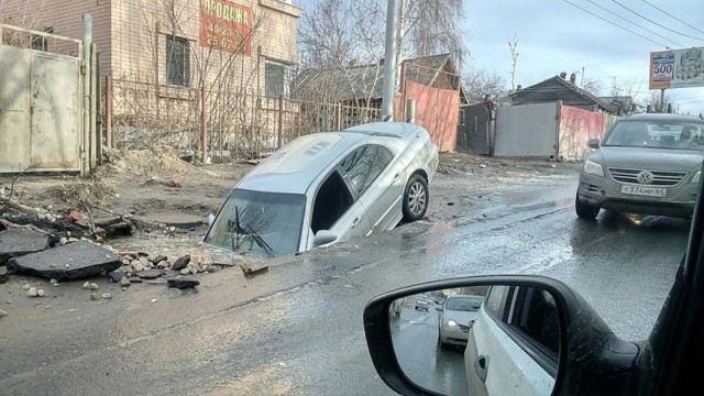Автомобиль провалился в яму в Саратове