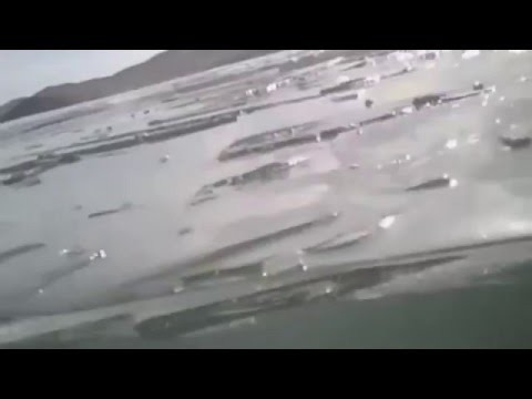 Машина уходит под лед на Байкале