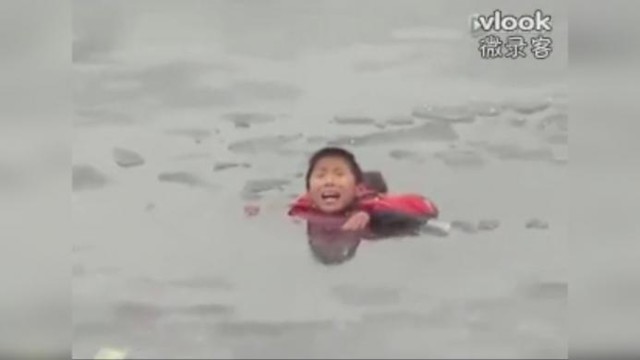 Спасение из ледяной воды ребёнка