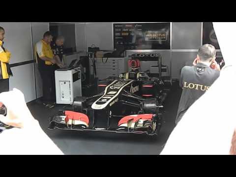 Lotus F1 исполняет Гимн России