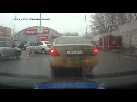 Девушка пытается заехать на парковку