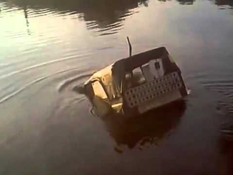 УАЗ едет под водой