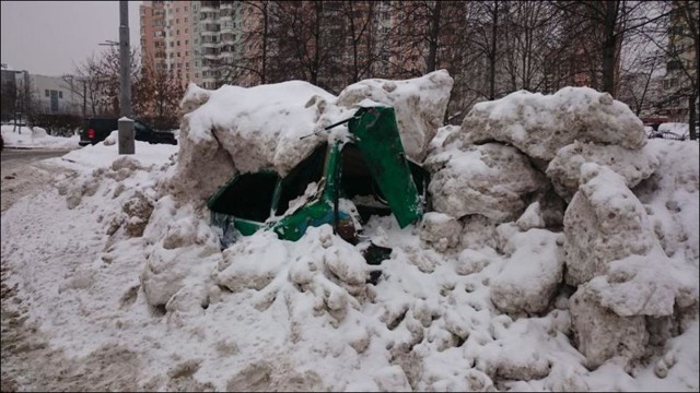 В Москве коммунальщики раздавили автомобиль “ока”, приняв его за сугроб