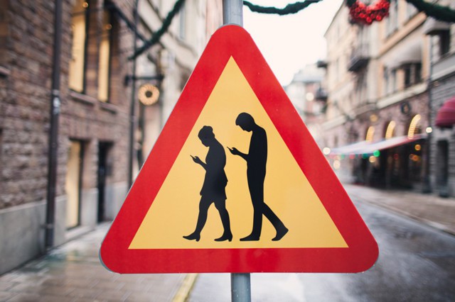 В Москве появился дорожный знак «Осторожно: зомби!»