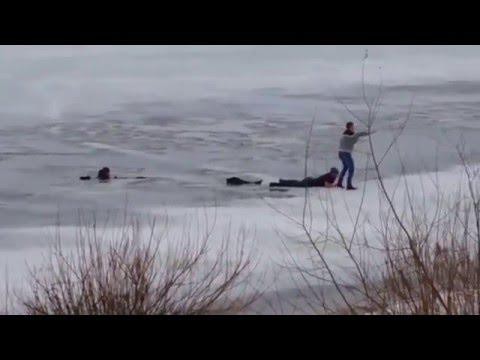 Отважный прохожий спас провалившихся под лед школьника и мужчину