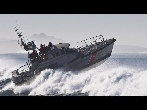 Катера гоняют по огромным волнам