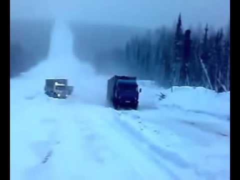 Камаз идёт под горку в гололёд! Водила профи!