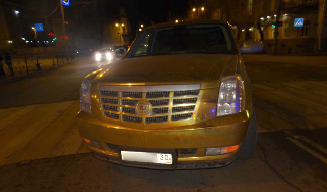 Авария дня. В Астрахани женщина на золотом Кадиллаке сбила пешехода