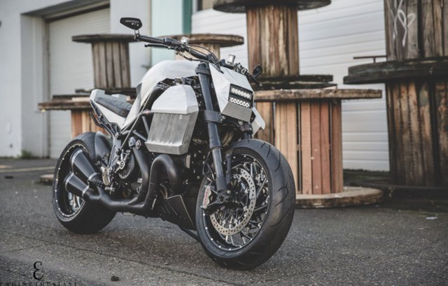 Ducati Diavel "украшенный" алюминиевыми листами