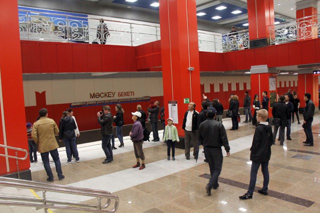 Осторожно, двери закрываются, следующая станция.......Москва