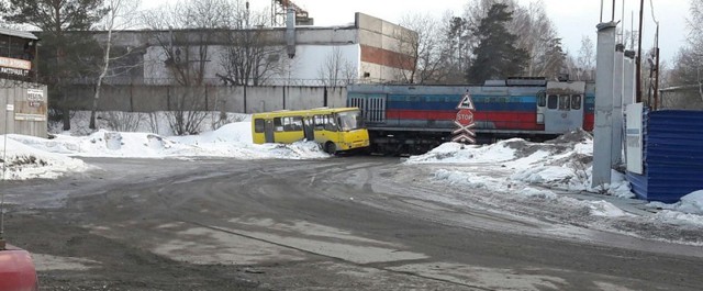Автобус столкнулся с тепловозом