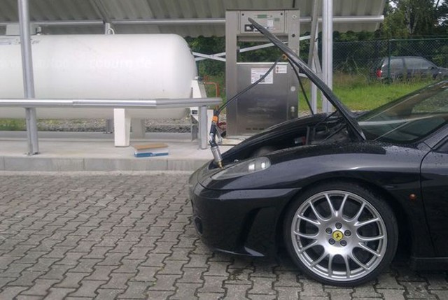Суперкар Ferrari с газобаллонным оборудованием 
