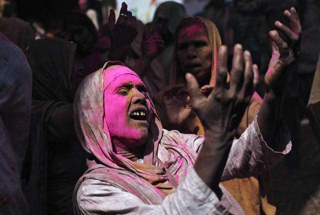 Индийские вдовы впервые приняли участие в красочном фестивале весны - празднике Холи