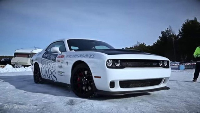 Dodge Challenger устанавливает мировой рекорд скорости на льду