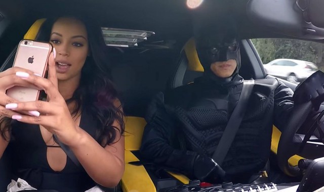 Бэтмен-таксист за рулем суперкара Lamborghini