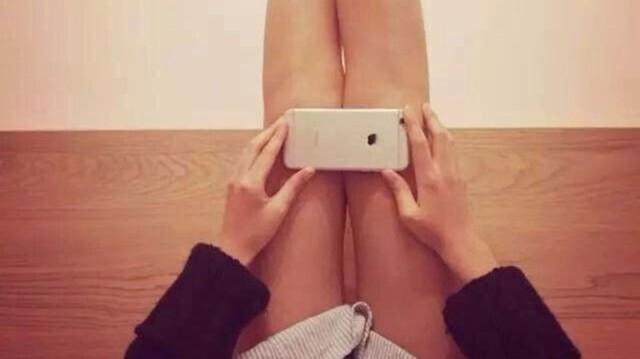 Китаянки доказывают стройность ног, прикладывая айфон к коленям