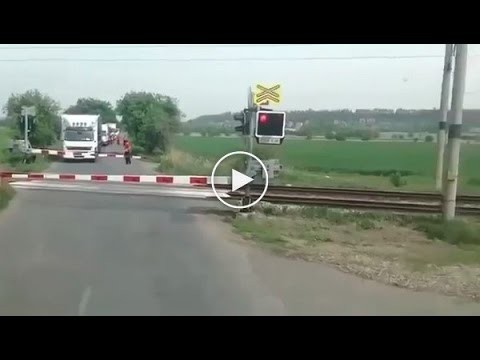 Когда ждешь поезд на переезде, а тут такое