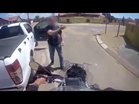 Южноафриканский полицейский бесстрашно гоняется за бандой